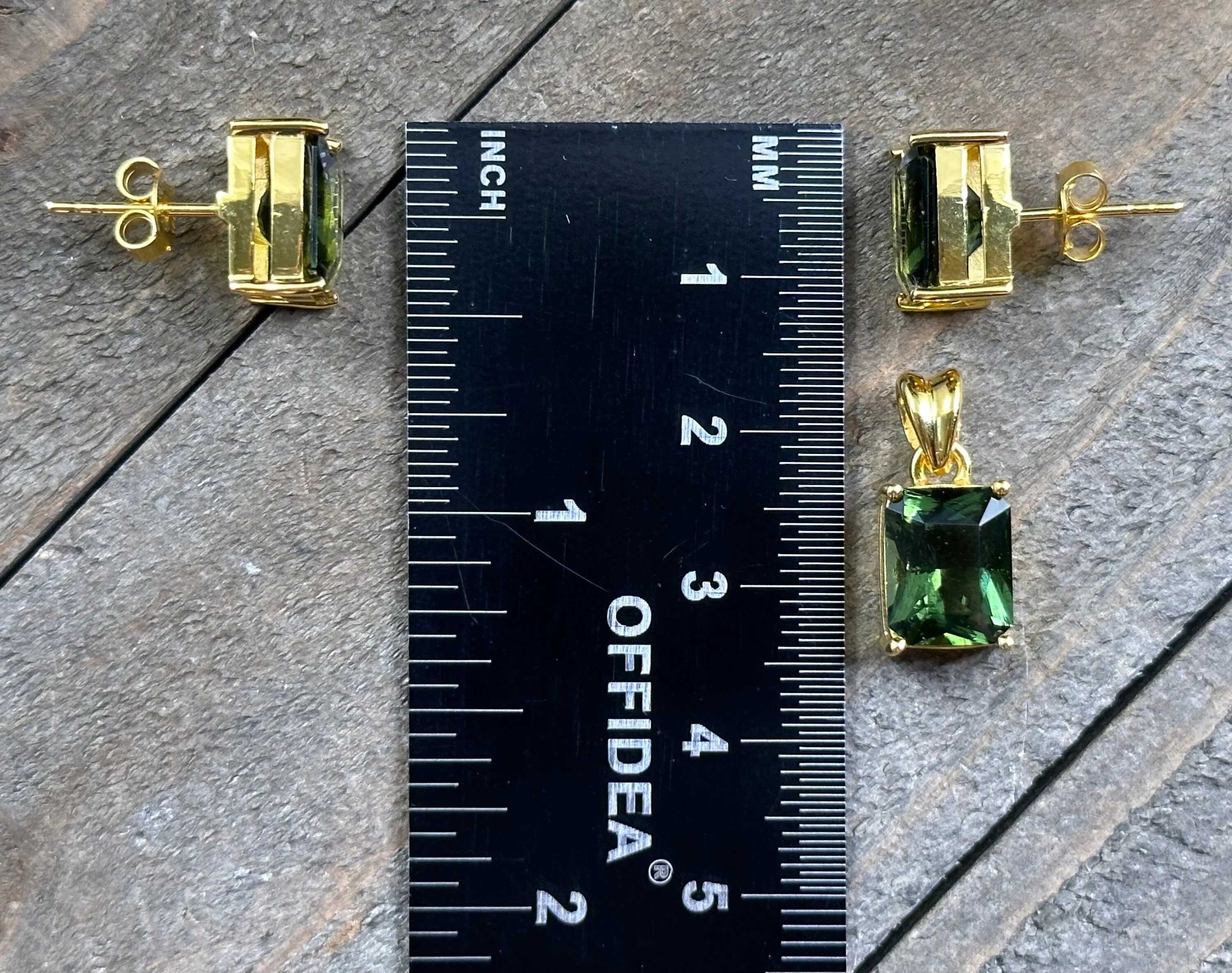 MOLDAVITE Jewelry Set - Czech Republic - 18k Gold Faceted Pendant with Matching Stud Earrings and a Certificate of Authenticity, 53936