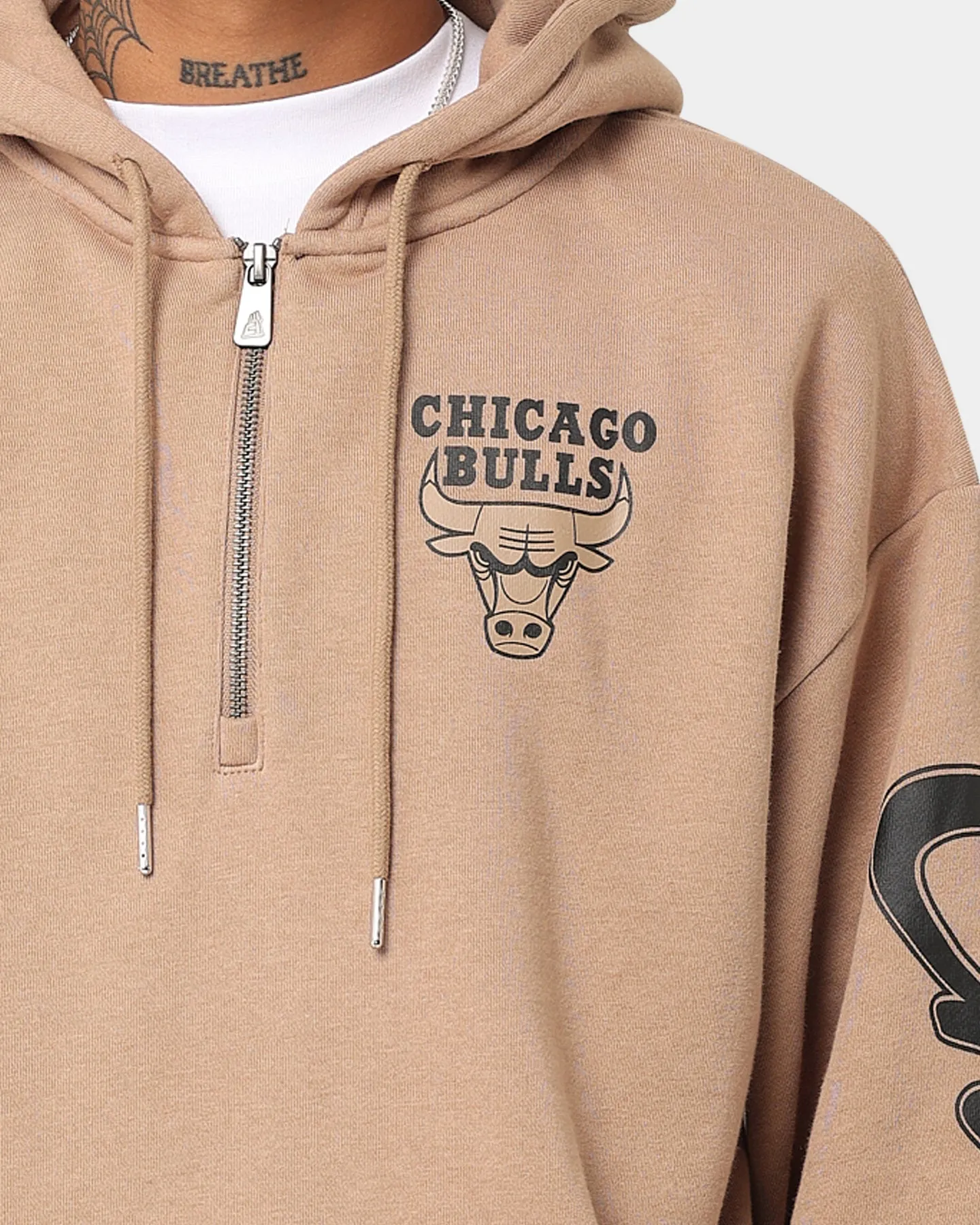 New Era Chicago Bulls Sleeve Script Hoodie Khaki/Black